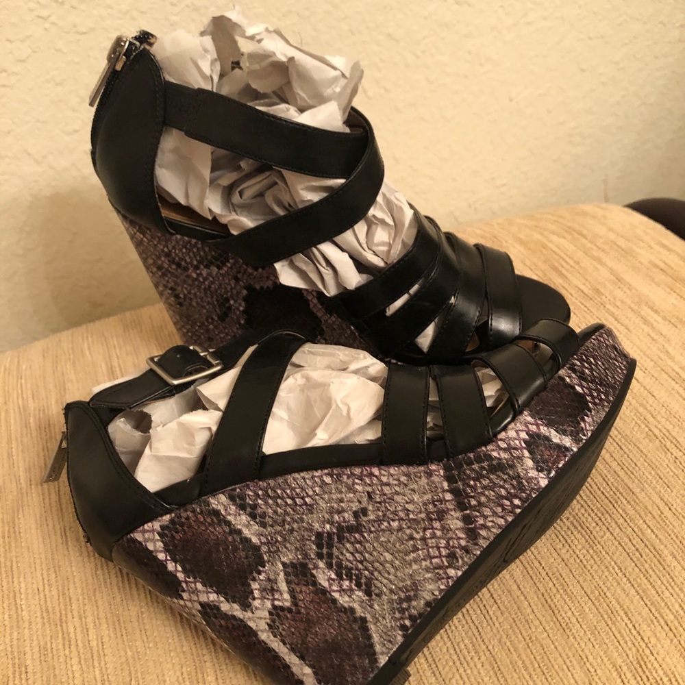 Kenneth Cole REACTION Wedge Sandals - Picture 3 of 4